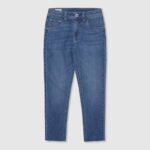 djevojka traper ljubičaste traperice visokog struka opuštenog kroja Pepe Jeans JZ8H1362