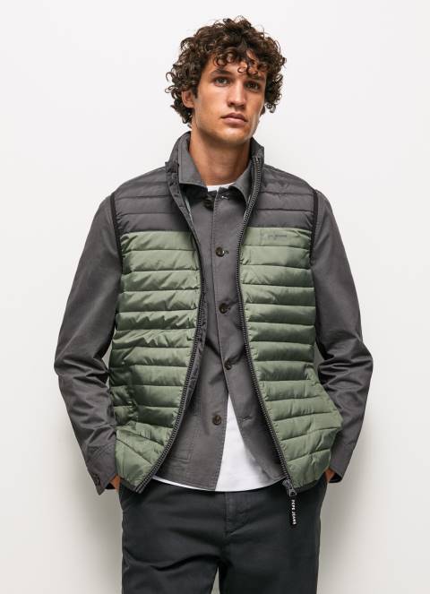 muskarci_isprano_crno_color_block_podstavljeni_prsluk_pepe_jeans_jz8h840.jpg muškarci isprano crno color block podstavljeni prsluk Pepe Jeans JZ8H840 - Slika 1