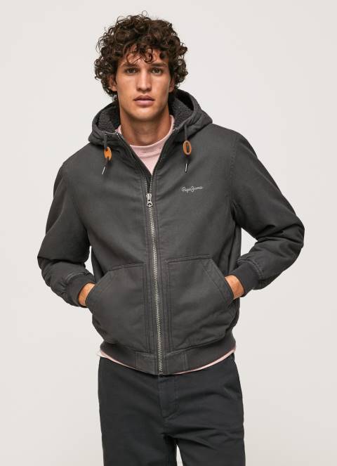 muskarci_isprano_crno_jakna_s_postavom_od_flisa_pepe_jeans_jz8h836.jpg muškarci isprano crno jakna s postavom od flisa Pepe Jeans JZ8H836 - Slika 1