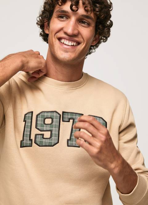 muskarci_kamen_pamucni_dzemper_s_logotipom_iz_1973_pepe_jeans_jz8h889.jpg muškarci kamen Pamučni džemper s logotipom iz 1973 Pepe Jeans JZ8H889 - Slika 1