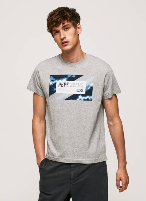 muskarci_sivi_lapor_pamucna_majica_s_printom_zastave_pepe_jeans_jz8h957.jpg muškarci sivi lapor pamučna majica s printom zastave Pepe Jeans JZ8H957 - Slika 1