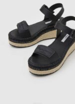 žene crno sandale na klin marke Witney Pepe Jeans JZ8H643 - Slika 3