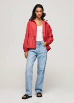 žene studio crvena vjetrovka s kapuljačom Pepe Jeans JZ8H129 - Slika 2