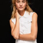 žene traper traper prsluk s izvezenim cvjetovima Pepe Jeans JZ8H130